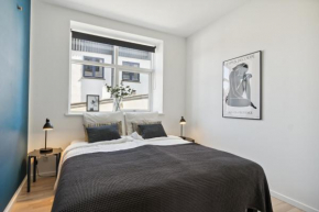 Charmerende 2BR lejlighed m privat parkering